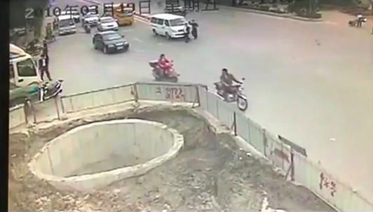 Đi xe máy thế này mới đẳng cấp chứ, hehe Đi xe máy thế này mới đẳng cấp chứ, hehe